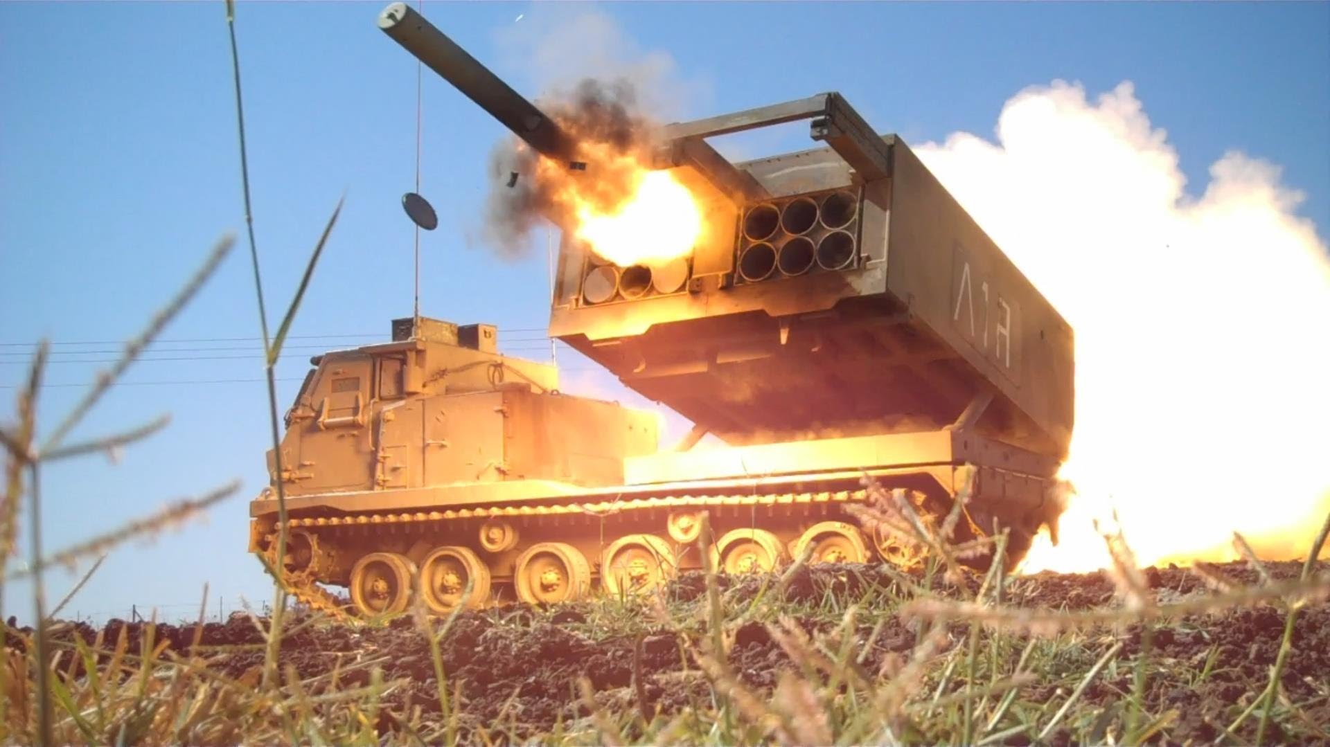 Βίντεο: Άσκηση με πραγματικά πυρά με ένα M270 MLRS